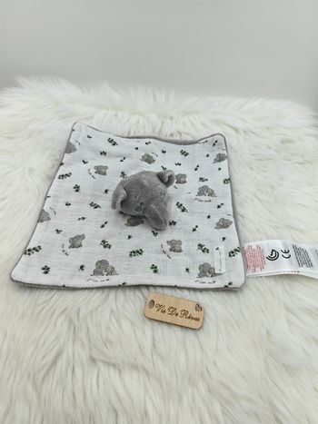 Doudou plat carré éléphant blanc gris vert lange Sergent Major