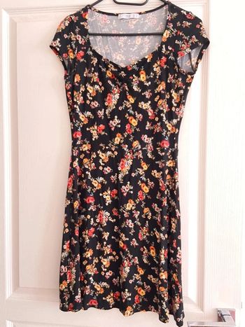 Robe noir avec fleurs mango manches courtes longueur 85 cm taille S neuf