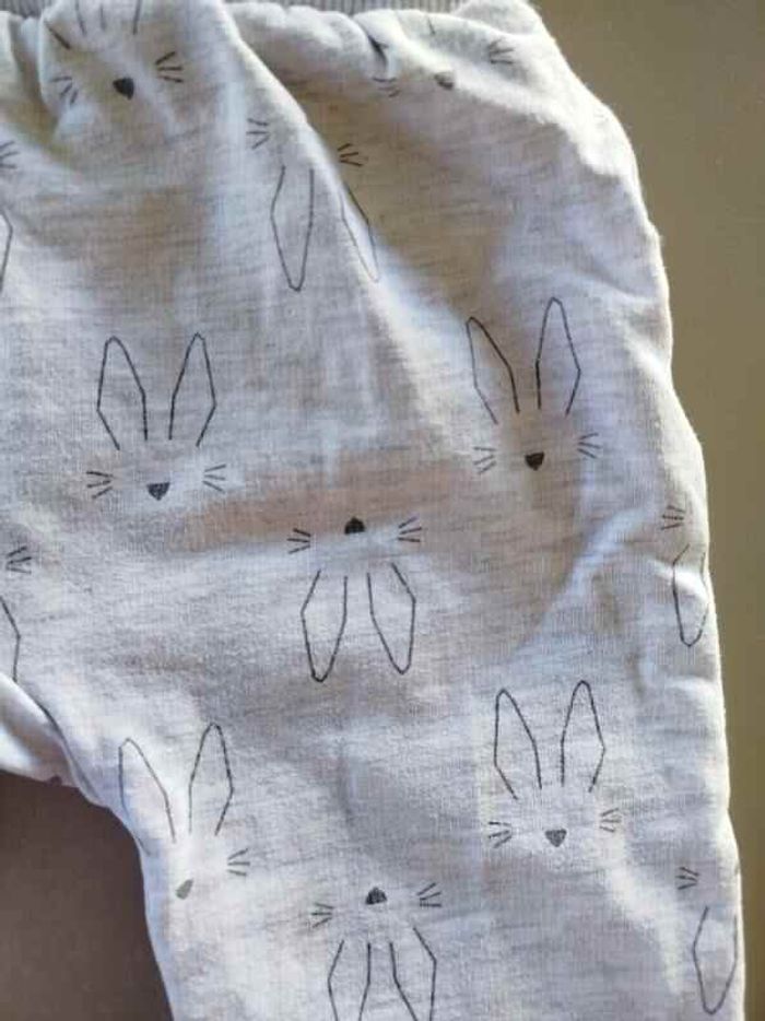 👶 Pantalon gris clair motif lapin – Taille 6 mois (Sucre d’Orge) - photo numéro 3