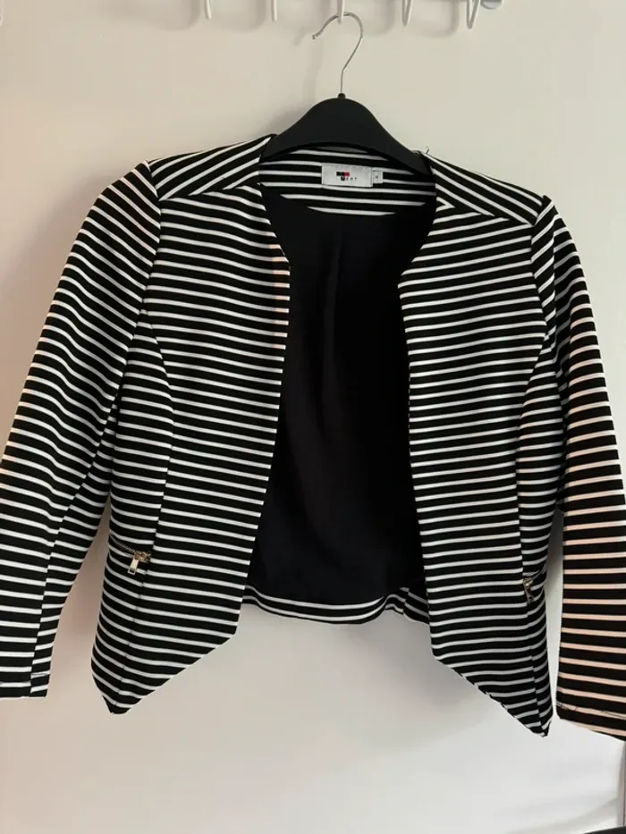Veste noire et blanc