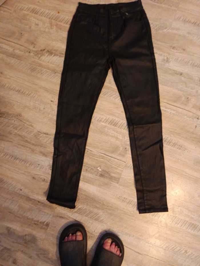 Pantalon noir extensible simili cuir
