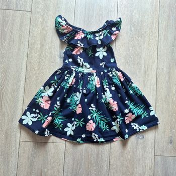 Très jolie robe bleu marine fleurie. Fille 4 ans. Marque Kiabi