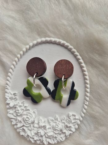 Boucles d’oreilles en pâte polymère vertes, blanches et noires! 💚🤍🖤 #Bijoux #Création #Mode
