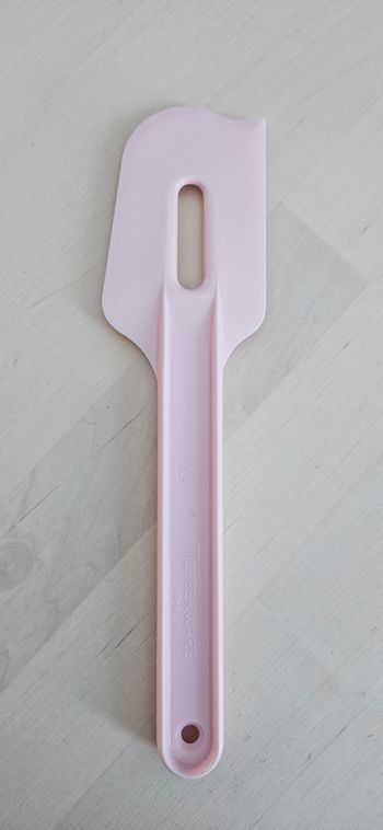 Spatule/ racloir Tupperware neuve Neuve
2 spatules disponibles (  prix pour  1 unité) 
La spatule a des angles arrondis et des coins légèrement inclinés, ce qui permet de mélanger facilement les aliments. Elle est idéale pourdes préparations pour gâteaux,