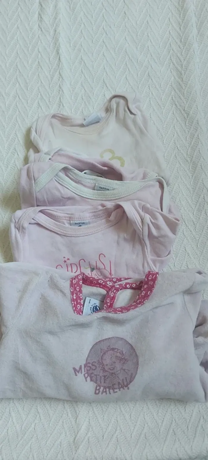 Lot pyjamas et bodies