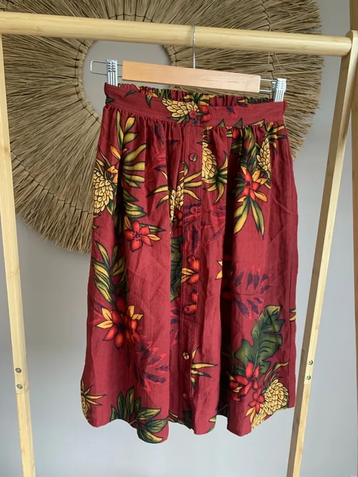 Jupe bordeaux à motif fleuri