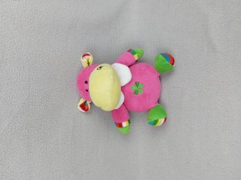 Peluche doudou hippopotame FL b.v. Rose jaune col blanc trèfle vert 18 cm assis