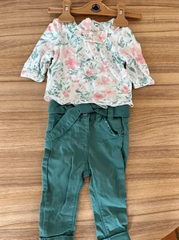 Lot pantalon et 3 tee shirt tape  à  l’œil