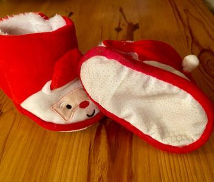 Chaussons chauds père noël fourrés - photo numéro 2