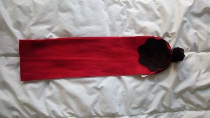 Echarpe à pompon rouge