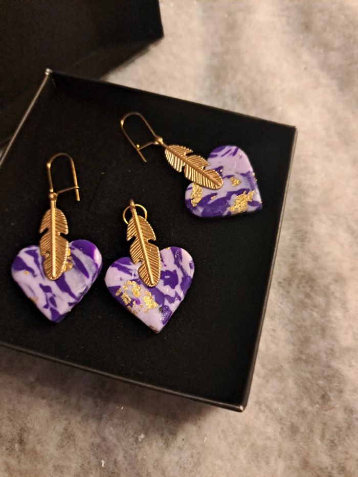 Boucles d'oreilles pendante avec pendentif assortie violet doré - photo numéro 5
