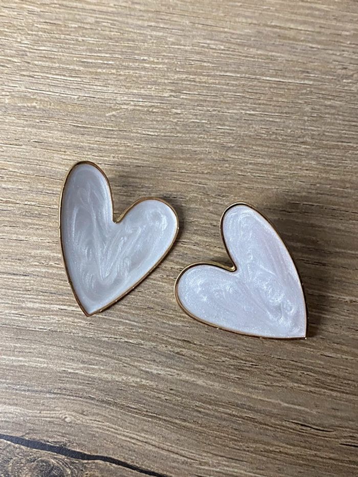 Paire de boucles d oreilles acier coeur blancs