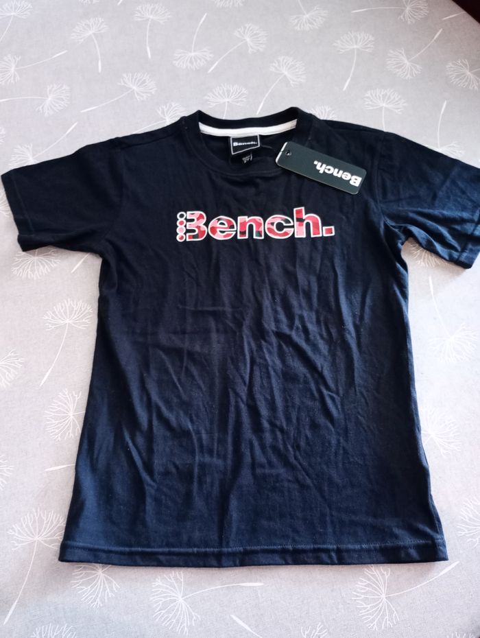 T-shirt Bench