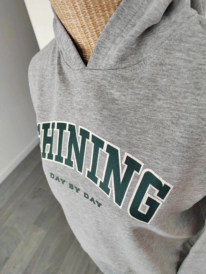 Sweat avec capuche Ecriture Shining sur le devant Taille XXS Gris et vert Excellent état - photo numéro 2