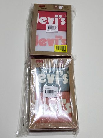 Lot de 4 bodies Levi’s Bébé – 0/6 mois – NEUFS