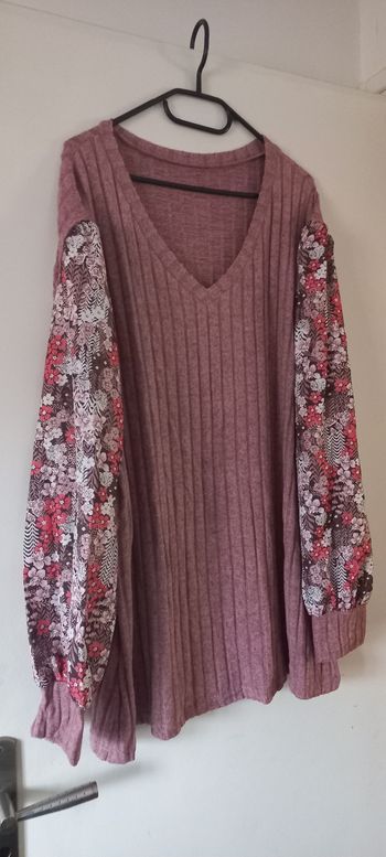 Pull couleur vieux rose manches fleuries