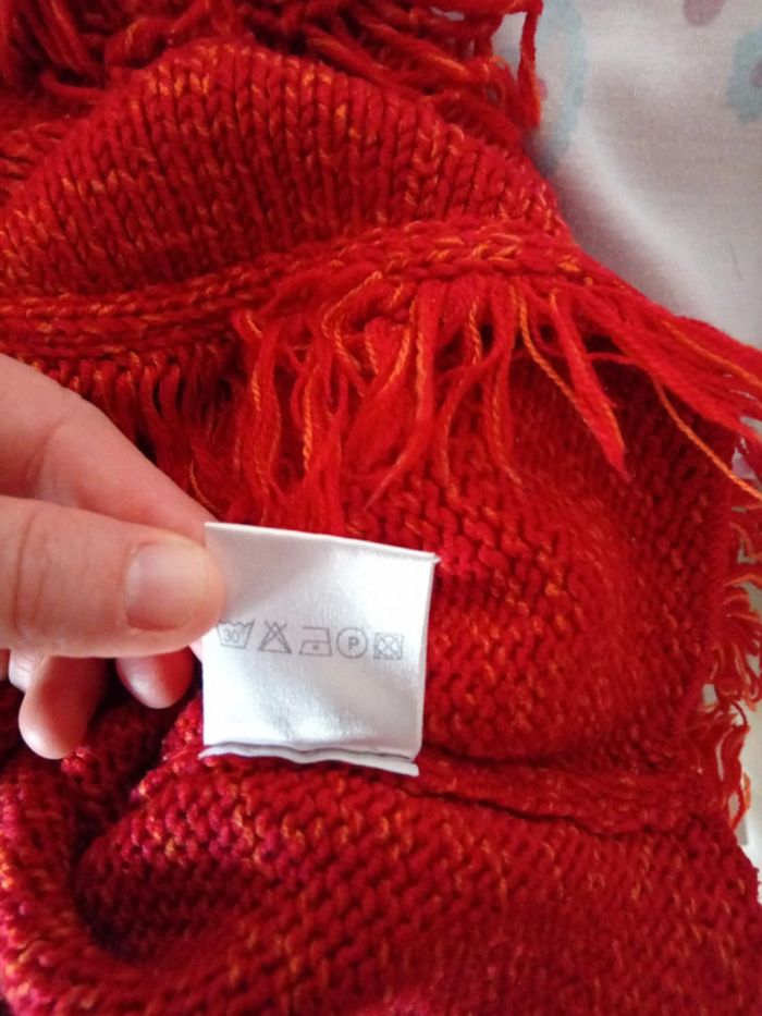 Joli pull rouge orangé. 2 ans - photo numéro 13