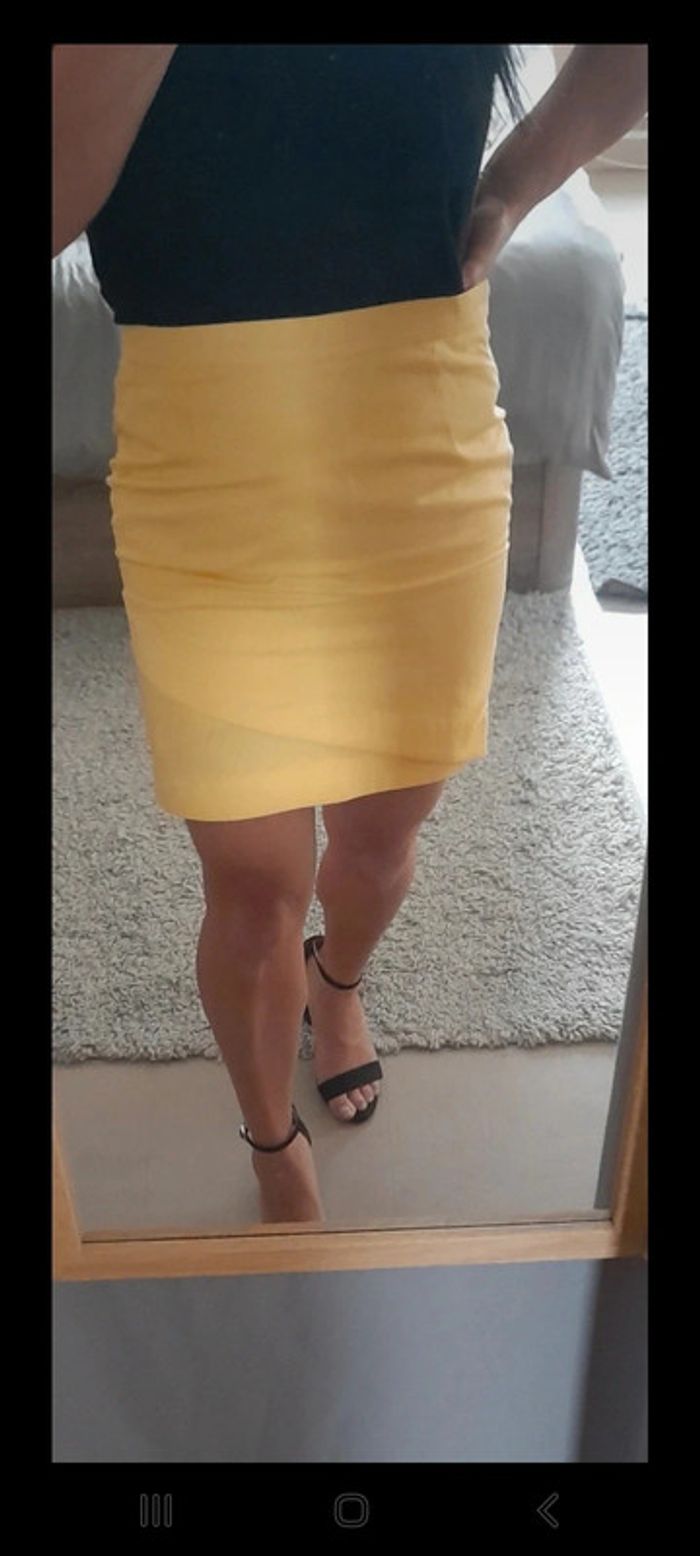 Jupe courte jaune - photo numéro 2