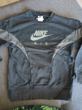 Sweat Nike air noir 8-10 ans