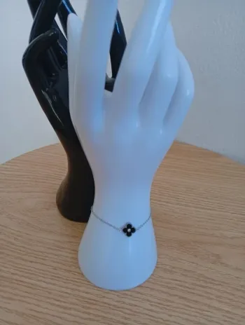 Bracelet trèfle à quatre feuilles argentée trèfle noir strass idée cadeau femme fleur onyx