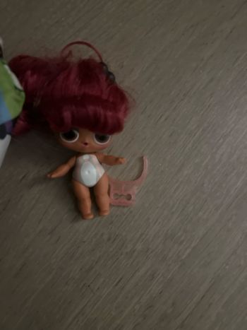 Poupée LOL Surprise cheveux bordeaux – avec tenue rose