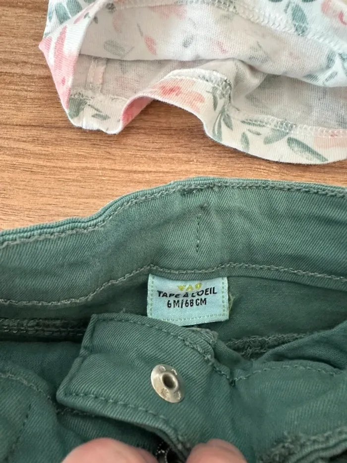 Lot pantalon et 3 tee shirt tape à l’œil - photo numéro 2