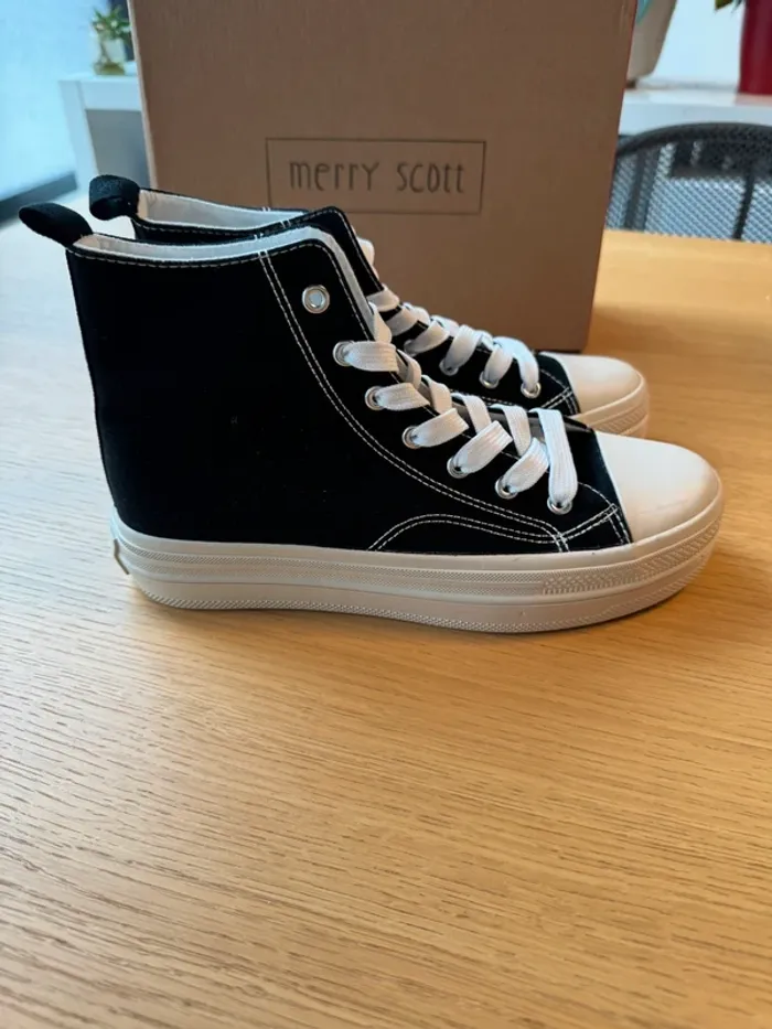 Baskets montantes Merry Scott taille 40 noir neuves