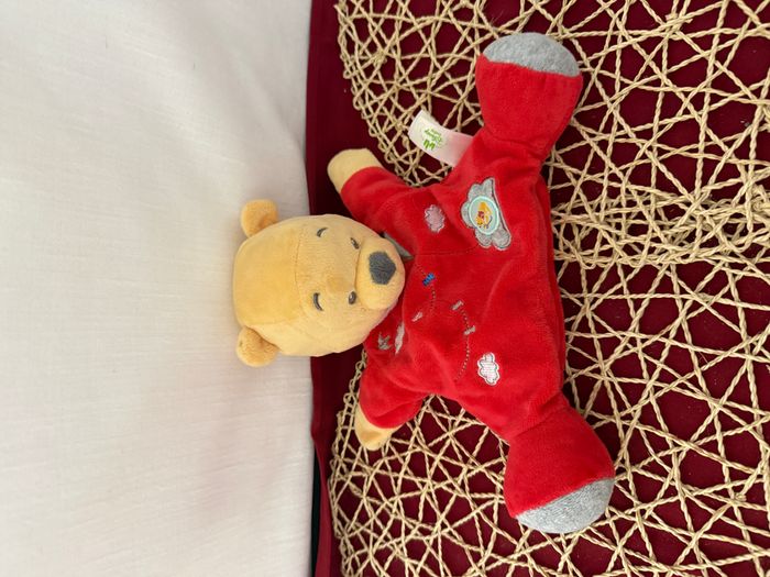 Doudou marionnette Winnie l'ourson DISNEY BABY cerf-volant nuage rouge - photo numéro 2
