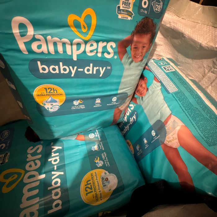 3 paquets de couches Pampers taille 8