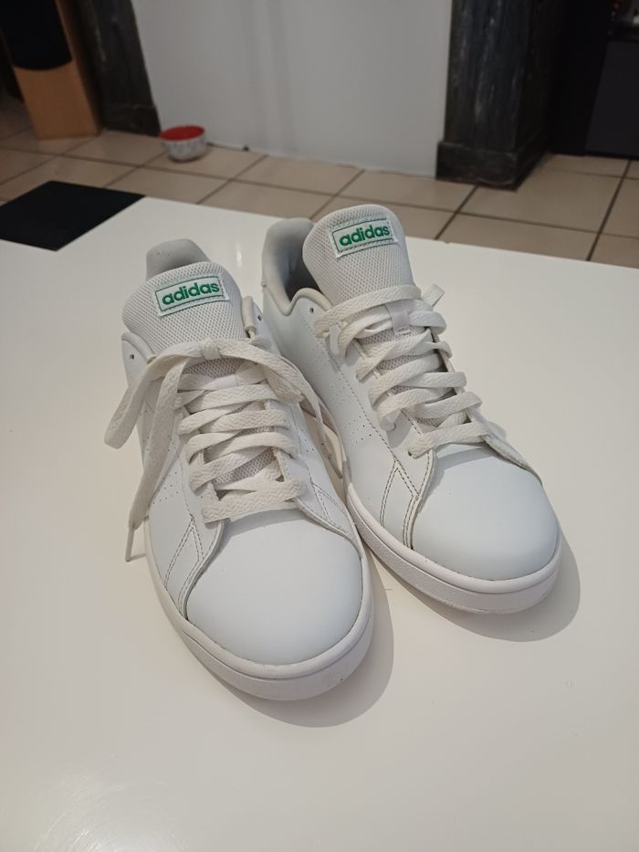 Basket blanche logo vert Adidas taille 43 1/3 - photo numéro 2