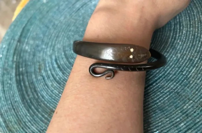 Bracelet jonc antique français en forme de serpent en corne sculptée - photo numéro 4