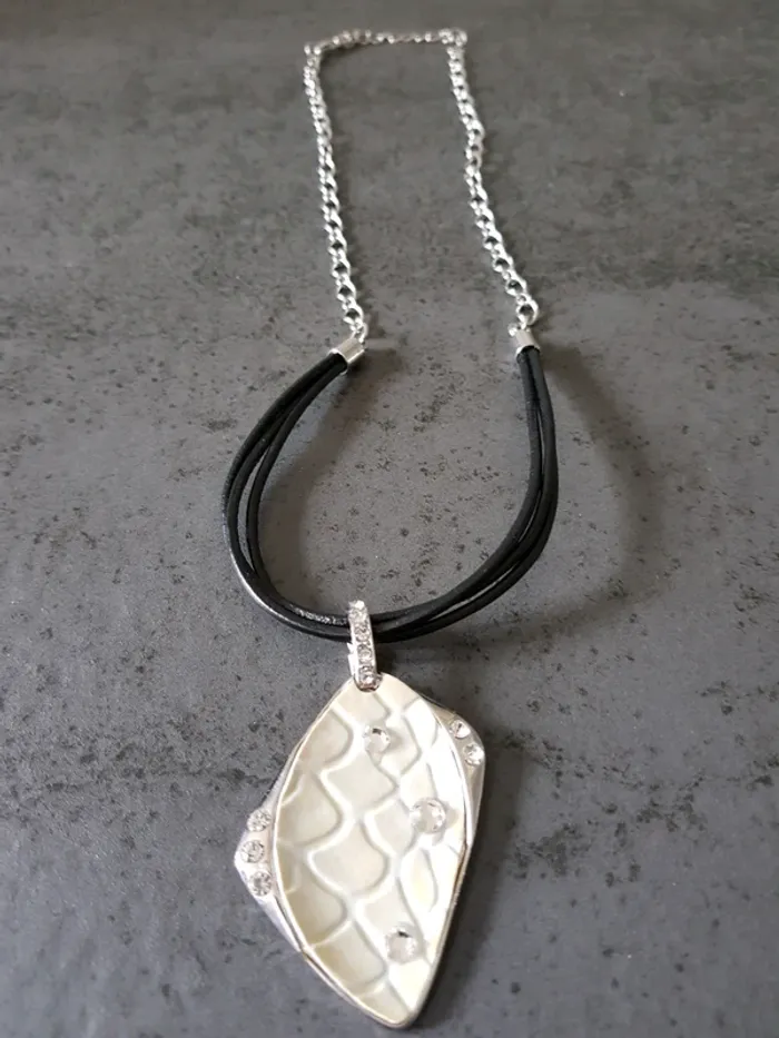 Collier noir / blanc - photo numéro 4