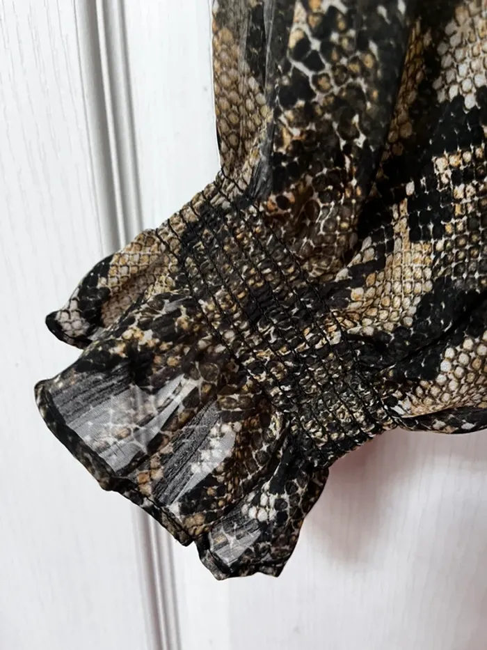 Très belle blouse taille 42/44 en très bon état, motif python noir et kaki - photo numéro 3