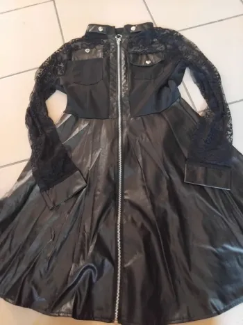 Robe noir similicuir et dentelle