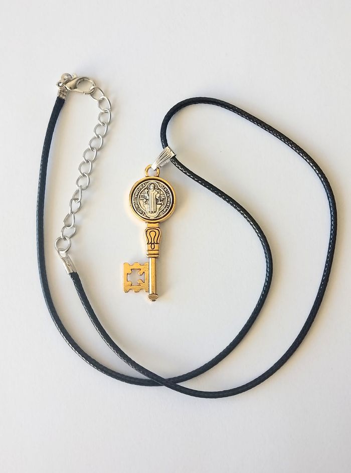 Collier corde de cire + pendentif religieux - photo numéro 3