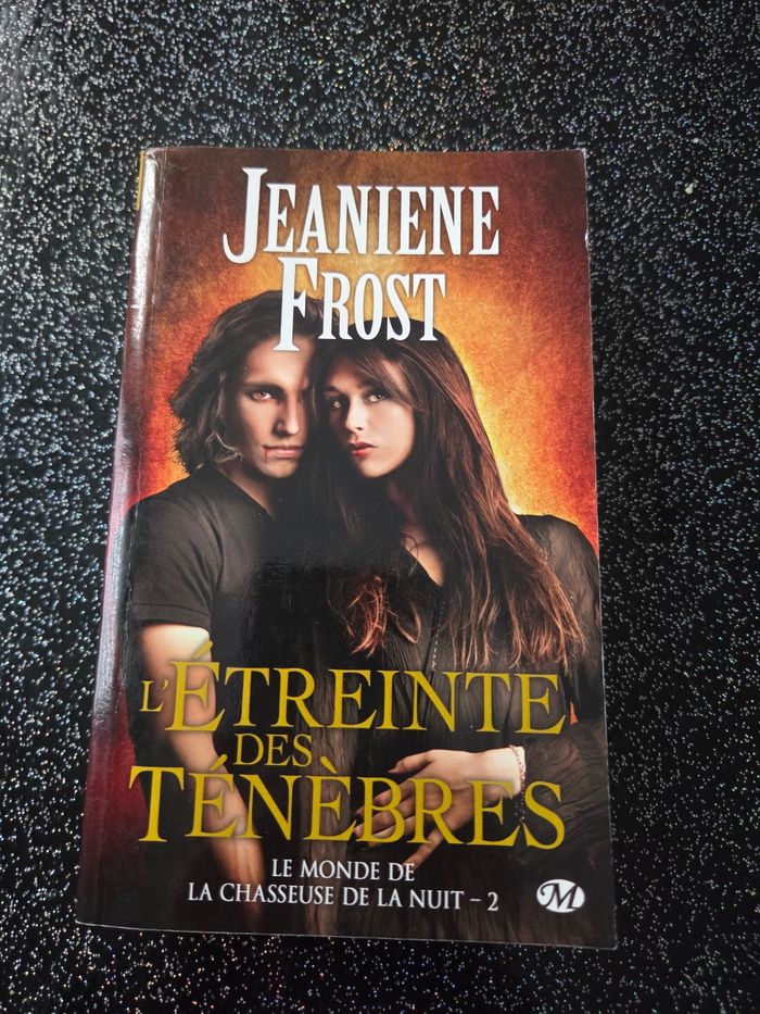 Livre de poche le monde de la chasseuse de la nuit tome 2