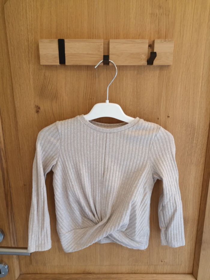 Pull en beige avec noeud en bas C&A 3 ans