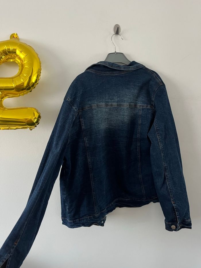 Veste en jean avec broderies fleurs - photo numéro 3