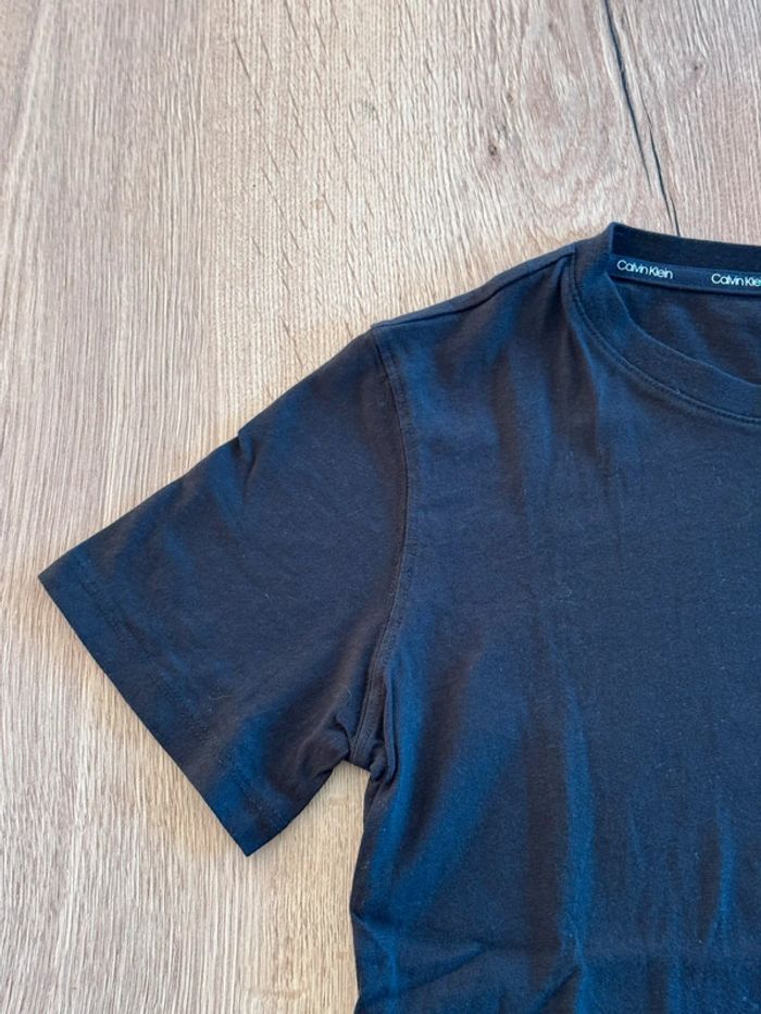 Tee shirt Calvin Klein taille 10-12 ans comme neuf - photo numéro 3