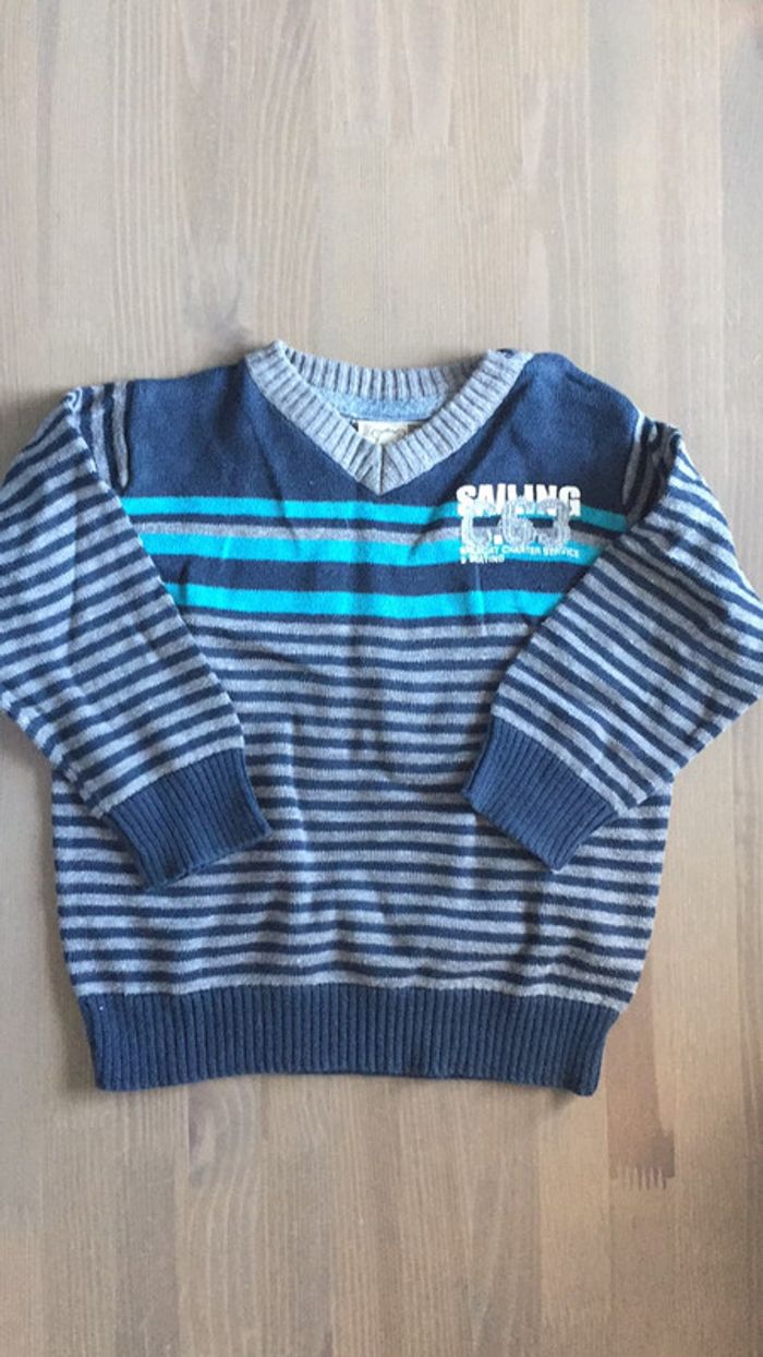 Pull encolure à bouton