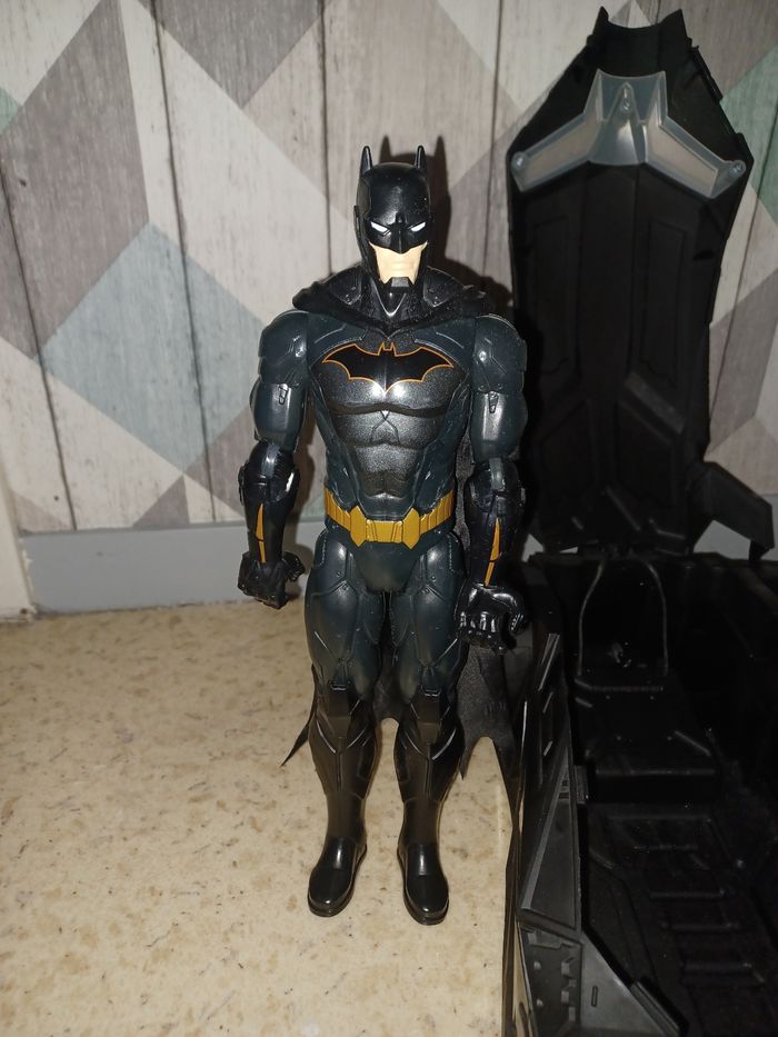 Voiture et figurine batman - photo numéro 3