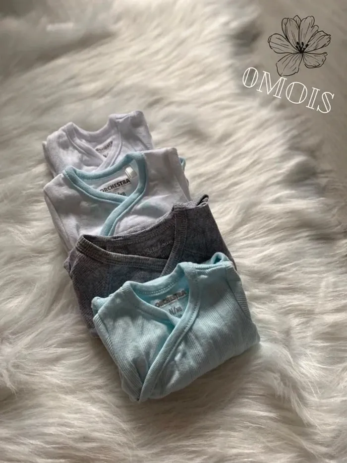 Lot bodies bébé - photo numéro 2