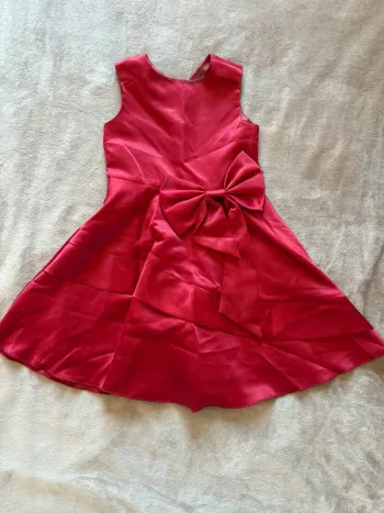Robe de cérémonie fille taille 4 ans couleur bordeaux en très bon état.