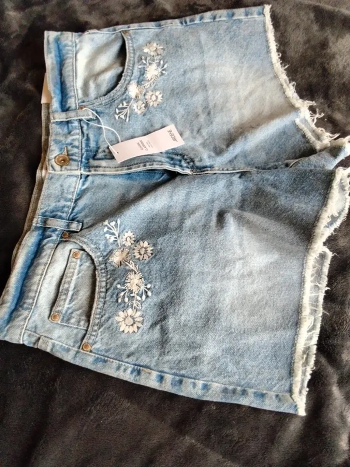 Short jeans femme. Marque Ardene classique (A194)