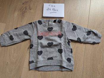 Sweat fille taille 24 mois 
Marque kiabi