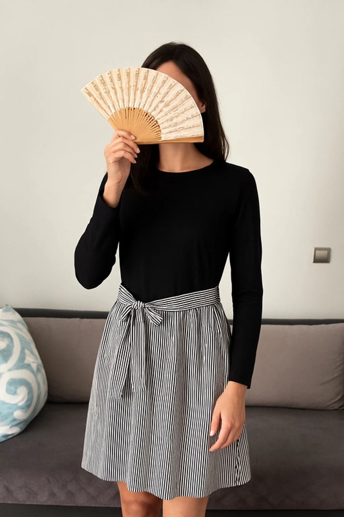 Robe neuve bi-colore à rayures avec ceinture – Taille M