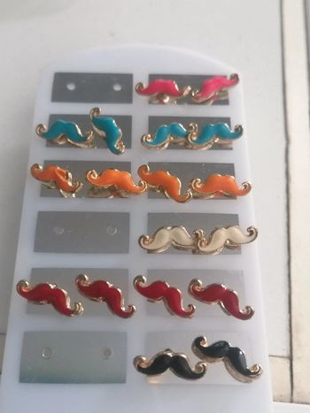 Boucles d'oreilles moustache 👂