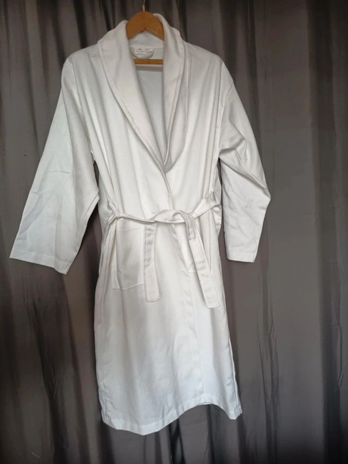 Peignoir blanc.ou robe de chambre .