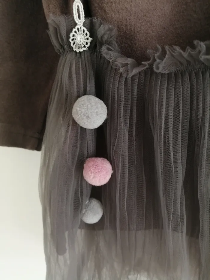 Robe coton marron par dessus en tulle gris - photo numéro 4