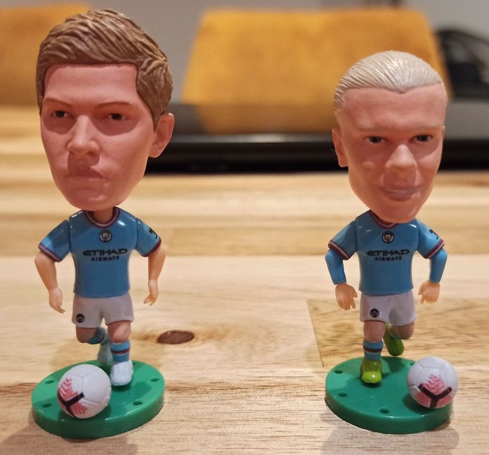 2 figurines foot Manchester City : Erling Haaland et Kévin de Bruyne